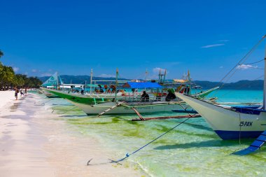 Boracay, Filipinler - 5 Nisan 2018: White Beach 'te insanlar ve tur tekneleri            