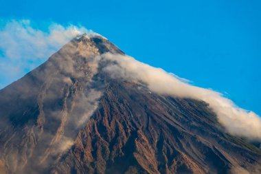 Mayon Albayı Filipinler 8 Mart 2018 Mayon Yanardağı 2018 'de gündüz vakti meydana gelen patlama sırasında manzara 