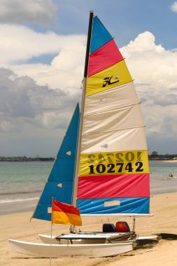 Endonezya, Bali 'deki beyaz kumlu tropikal sahilde bir tekne.