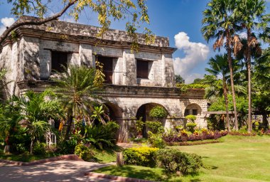 Cebu 'da tarihi bina yemyeşil ile çevrili.