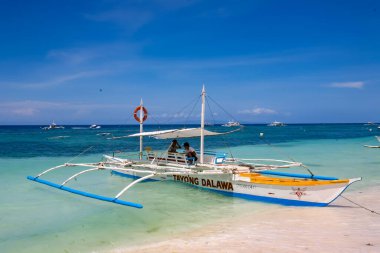 Bohol, Filipinler - 21 Nisan 2018: Filipinler, Panglao Adasındaki Alona Sahili 'nde geleneksel sürat tekneleri.