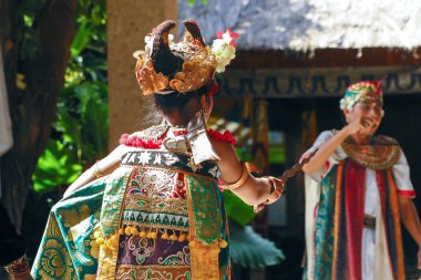 Endonezya, Bali, güzel kadın dansçı. Yakın çekim. 
