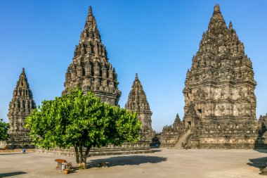 Prambanan Tapınağının Antik Taş Kuleleri Açık Mavi Gökyüzüne Karşı