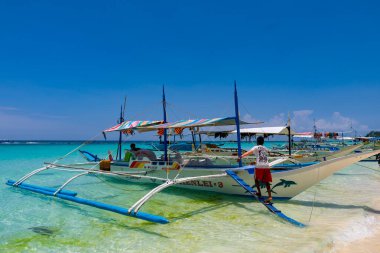 Boracay, Filipinler - 5 Nisan 2018: White Beach 'te insanlar ve tur tekneleri            