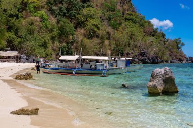 Bangka Tekneleri Filipinler 'deki Tropikal Göl' e demirledi