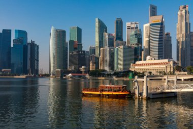 Tekne ve sabah Singapur 'daki Marina Körfezi silueti. 