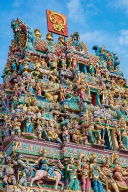 Karmaşık oymalar ve heykeller içeren renkli Hindu tapınağı kulesi, Küçük Hindistan, Singapur