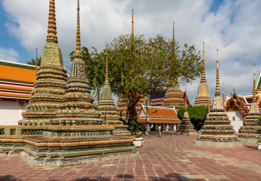 Bangkok, Tayland - 3 Mart 2018 Wat Pho, büyük bir Buda imajının evi, küçük stupalarla dolu bir alan ile çevrili.