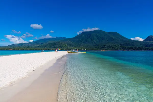 Turkuaz denizi ve yeşil dağları olan beyaz kum adası, Camiguin, Filipinler 