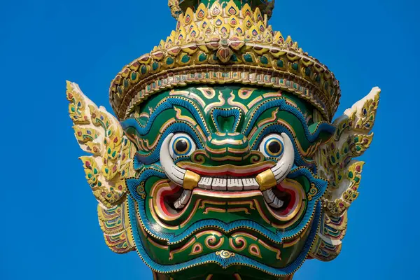 Wat Phra Kaew 'da Üç Başlı Yeşil Muhafız Heykeli. İngilizce' de yaygın olarak Bangkok, Tayland 'daki Zümrüt Buda Tapınağı olarak bilinir.