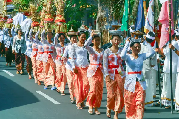 Kalabalık Balili Hindu Töreni, Bali, Endonezya 