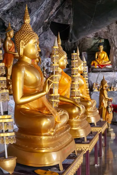 Tayland, Asya 'daki mağarada altın Buda heykelleri