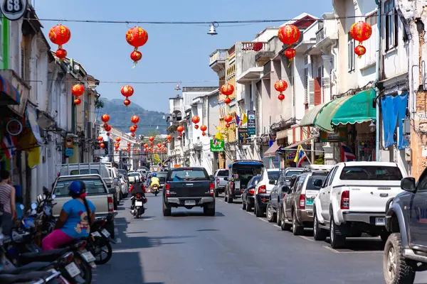 Kırmızı fenerlerle dekore edilen cadde, Tayland Phuket