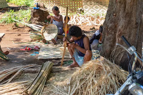 Doğal malzemelerle el işi yapan çocuklar, Filipinler Kameraları