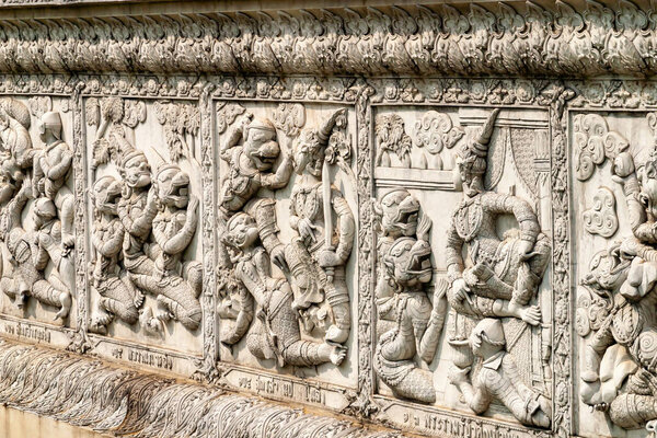 Таиланд, Аюттхая храм стены бас рельеф, резьба богов.