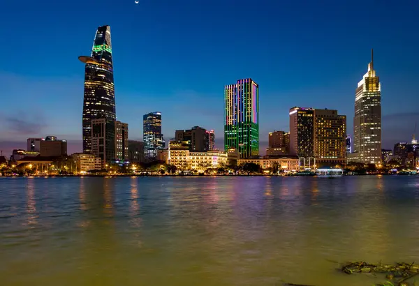 Neon Senfonisi: Saigon 'un Kuleleri Gece Nehirde Parlıyor