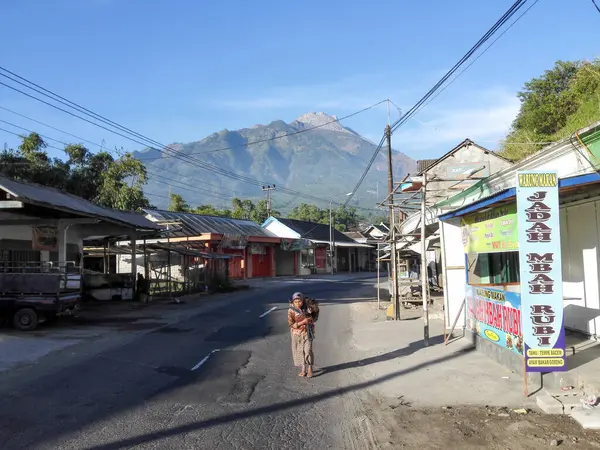 Sıcak köy ve volkan mavi gökyüzünün altında, Endonezya