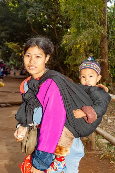 Tepe Kabileleri, Chiang Rai, Tayland - 23 Ocak 2007: Risu kabilesinin annesi ve çocuğu.