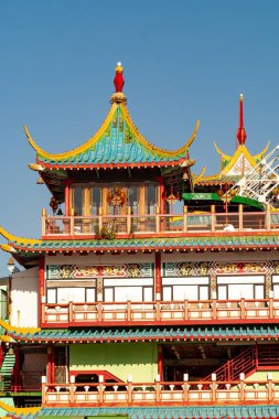 Hong Kong 'da renkli geleneksel mimari mavi gökyüzüne karşı