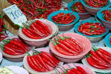 Kırmızı biberler markette kaselerde sergileniyor