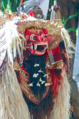 Bali, Endonezya: Geleneksel Barong dansçıları, Bali 'nin Gianyar kentinde düzenlenen kültür gösterisinde, Balili gamelan ve tapınak dekorasyonlarıyla sahne aldılar..