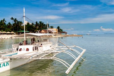 Filipinler 'in Mactan Adası' ndaki Marigondon 'da Banyo Plajı' nda katamaran.