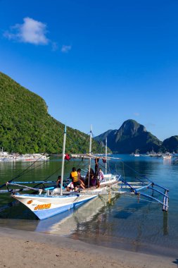 Zıplayan Ada Merkezi. Filipinler 'deki Yeşil Palawan Kayalıkları' nın altında donanma dinleniyor.