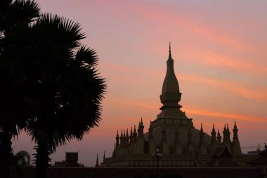 Pha That Luang, Laos 'un başkenti Vientiane' de altın kaplı bir stupa.. 