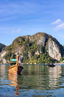Phi Phi adası kıyı şeridi yakınlarındaki geleneksel tekne.