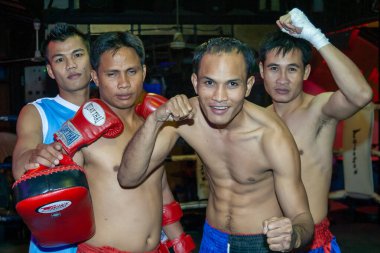 Dört boksör, Tayland Pattaya 'da güven içinde poz veriyor.