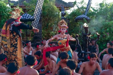 Geleneksel Beyaz Giysili Balili Kadın ve Erkekler, Endonezya 'da Dini Geçit Töreni Yürüyüşü 