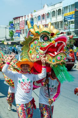 İnsanlar Çin aslanı dansı gösterisi yapıyorlar, Ayutthaya, Tayland 