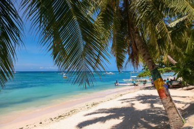 Panglao Adası, Bohol, Filipinler - 20 Nisan 2018: Alona Sahili 'nde güneş ve denizin tadını çıkaran tatilciler.