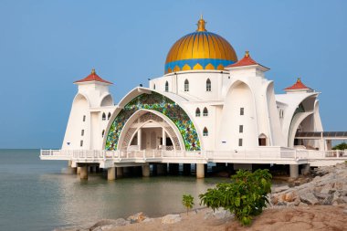 Yüzen Dualar Salonu: Malacca Boğazı 'nın Altın Kubbesi