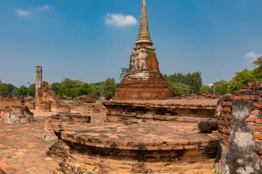 Kadim Wat Mahathat kalıntıları, Tayland 'daki Ayutthaya Tarihi Parkı' nda önemli bir tapınak.. 