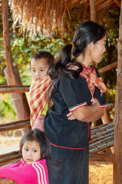 Hill Kabileleri, Chiang Rai, Tayland - 23 Ocak 2007: Lahu Tepesi kabilesinden çocuklu kadın.