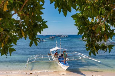 Alona Sahili, Panglao Adası, Bohol, Filipinler - 21 Nisan 2018: Alona Sahili 'nde geleneksel sürat tekneleri       