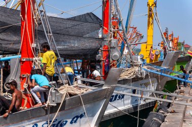 Balıkçılar Tayland, Phuket 'te teknede balık tutuyorlar.