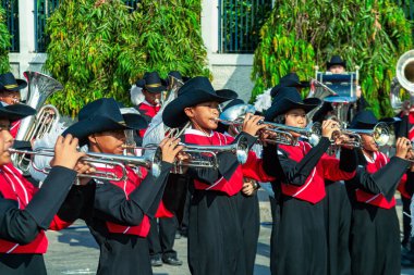 Ayutthaya, Tayland 'da yürüyüş yapan müzisyen topluluğu