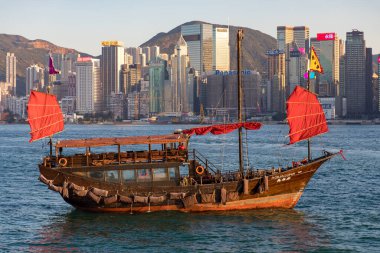 Geleneksel gemi Hong Kong limanında.