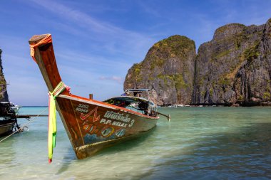 Geleneksel tekne Phi Adaları yakınlarında demirledi