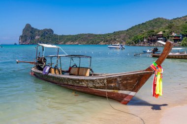 Phi Phi Adası sahilinde geleneksel uzun kuyruklu tekne.