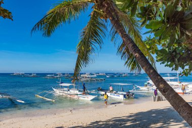 Alona Sahili, Panglao Adası, Bohol, Filipinler - 21 Nisan 2018: Alona Sahili 'nde geleneksel sürat tekneleri       