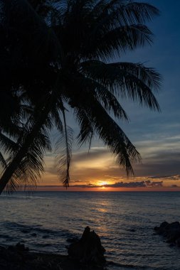 Okyanus dalgaları ve parlak gökyüzünün geceye karıştığı inanılmaz akşam manzarası, Camiguin, Filipinler