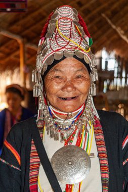 Tepe kabileleri Chiang Rai Tayland 23 Ocak 2007 - Akha Tepesi kabilesinin hanımı       