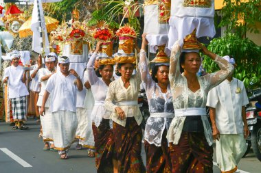 Geleneksel Beyaz Giysili Balili Kadın ve Erkekler, Endonezya 'da Dini Geçit Töreni Yürüyüşü 