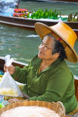 Tayland 'da Yüzen Markette Tekneden Turistlere Satış yapan Meyve Satıcıları