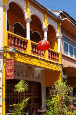 Phuket 'te dekoratif fenerler asılı renkli bir bina.