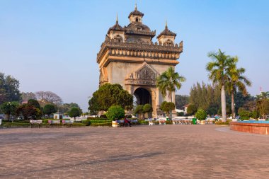 Patuxai Zafer Kapısı, Vientiane Laos 'un kalbinde bulunan önemli bir savaş anıtı.. 