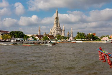 Wat Arun, Bangkok, Tayland - 03 Mart 2018: Wat Arun, Şafak Tapınağı, Chao Phraya Nehri.              
